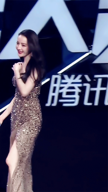 看了迪丽热巴捂胸口，终于知道女明星们有多害怕走光了！