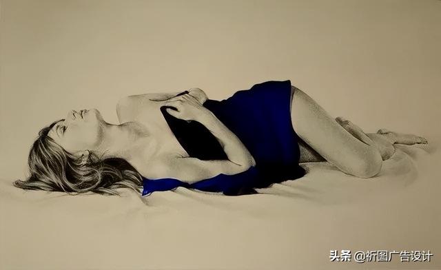 她的木炭粉彩画堪称一绝，性感素描将人体线条展现的性感迷人