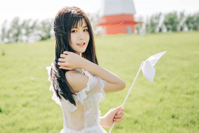 蕾丝裙美少女室外清新写真