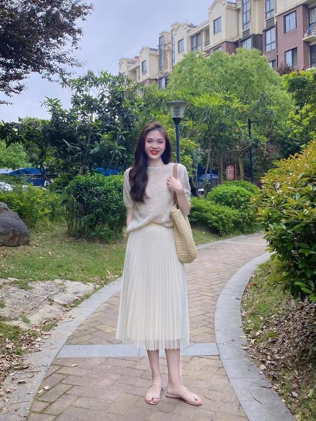 中年女人,这才是你该有的打扮:针织T恤+膝下裙,优雅知性又得体