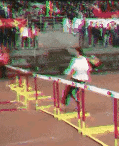 美女在泳池边跳舞，下一秒把我逗笑了，太搞笑了