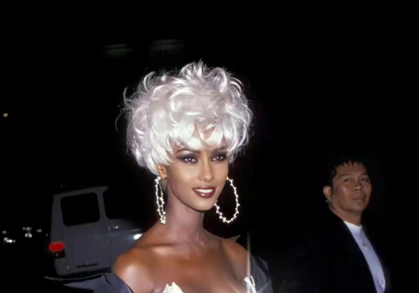 令人惊艳的黑珍珠：伊曼和丈夫甜蜜恩爱24年，哈莉·贝瑞离过3次婚