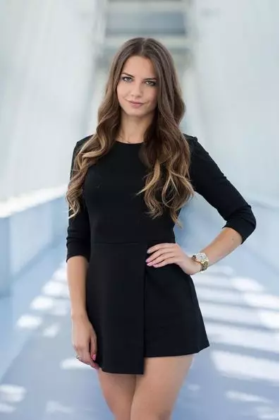 21岁的全球最性感女裁判，用美貌与情商征服球员