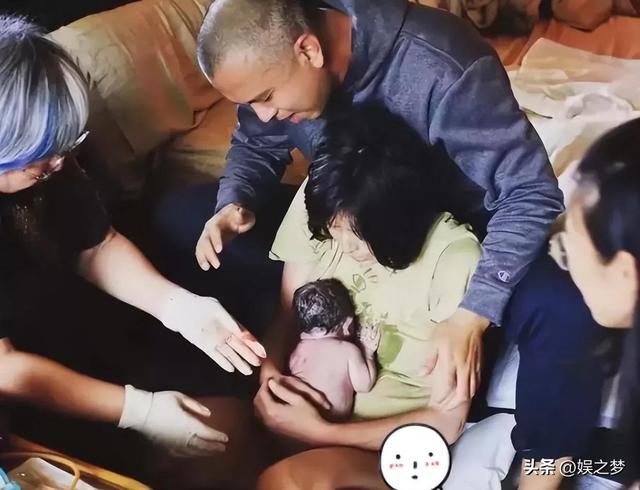 钟嘉欣竟在家生娃！全身赤裸躺浴缸用力，助产士忙孕肚浇水剪脐带