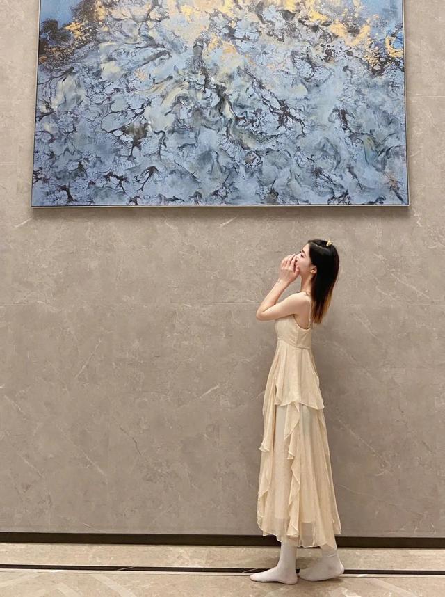 美女黄色的吊带连衣裙，穿出一种与众不同的效果