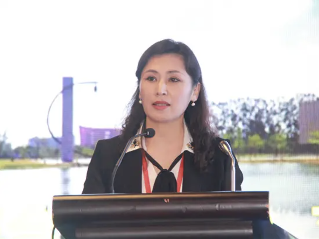 她被誉为最美女校长，39岁成教授，49岁当大学校长，54岁知性美丽