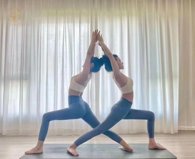 瑜伽馆里的美女们：大学生美女为一字马办季卡