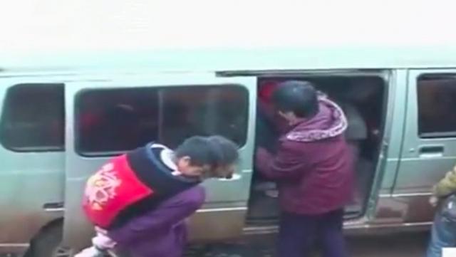 年幼女孩被绑八年，每天家里传出哭声，父母：“我们也不想的。”