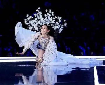 肩带崩断、裙下走光,这些女明星走红毯的社死瞬间,画面太尴尬了