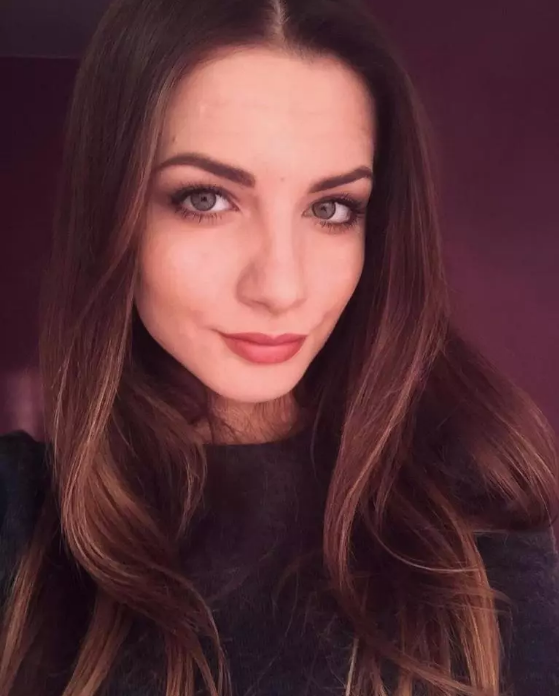 21岁的全球最性感女裁判，用美貌与情商征服球员