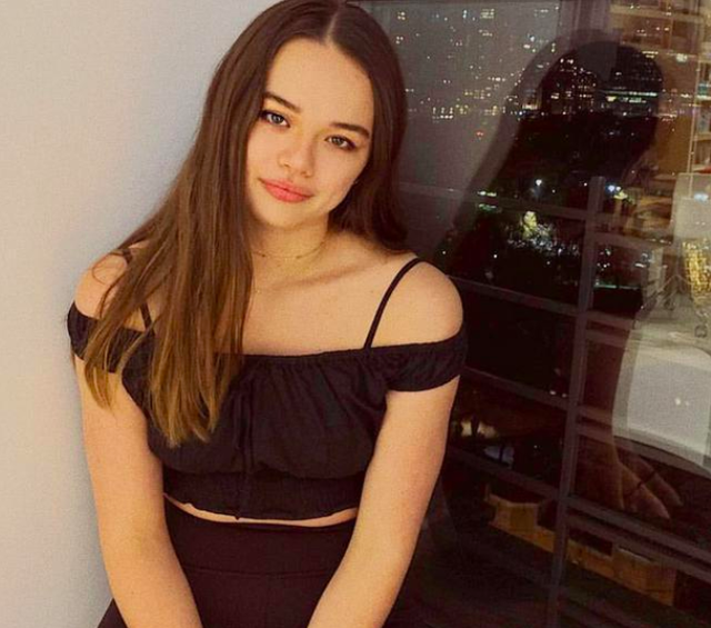 邓文迪18岁大女儿晒沙滩照，穿比基尼身材火辣美过妈妈