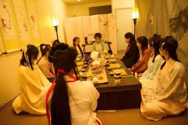 90后中国姑娘，在澳洲街头搞“事情”，竟然美哭外媒、惊动CCTV