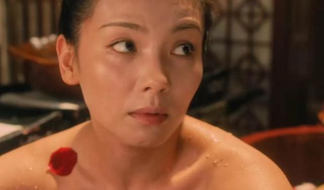 “美人出浴”别尬演，有人一眼万年，有人我想把她按回水里