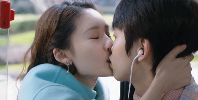 又惹争议了，嘴含戒指接吻，国产剧的吻戏开始了一场“病态传承”