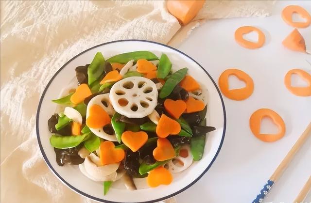 “少女胯”与“妇女胯”有何区别？看当红女明星的站姿，一目了然