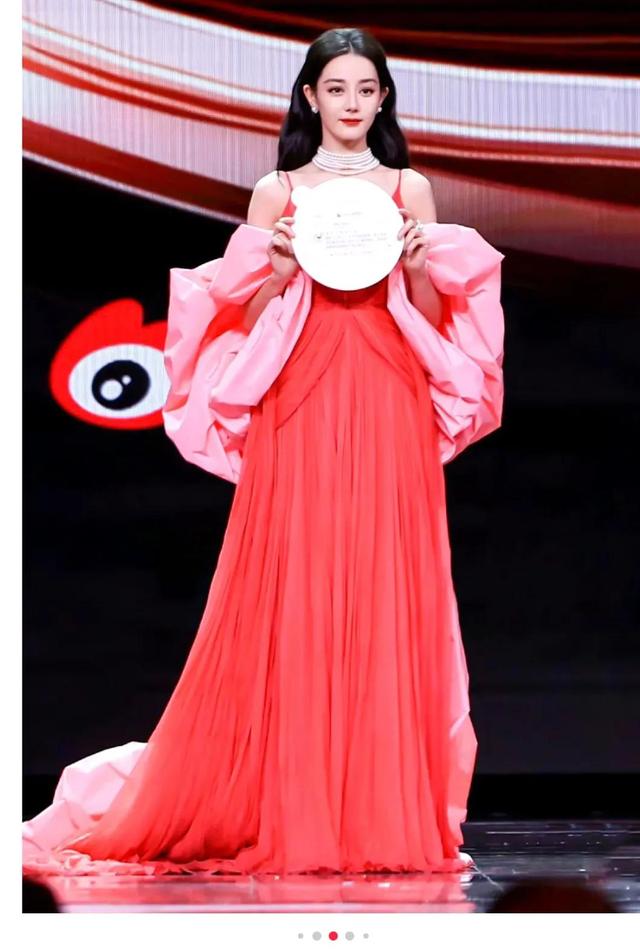 神图!“美神降临”迪丽热巴微博之夜 2023