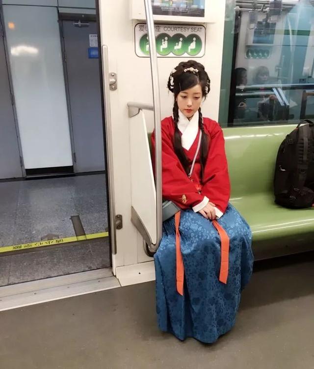 90后中国姑娘，在澳洲街头搞“事情”，竟然美哭外媒、惊动CCTV