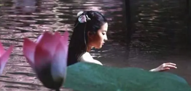 “美人出浴”别尬演，有人一眼万年，有人我想把她按回水里