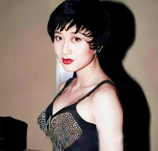 港圈“一眼万年”的短发美女，只服这12位，惊艳洋气，又美又酷帅