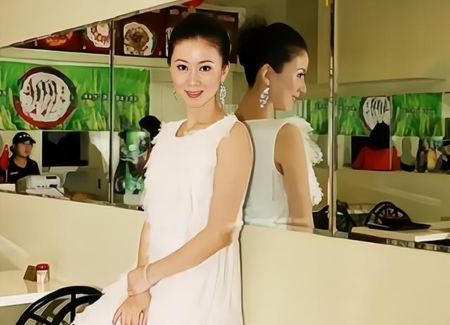 汤加丽:为拍全裸写真,与父亲决裂,和老公离婚,直言:不后悔