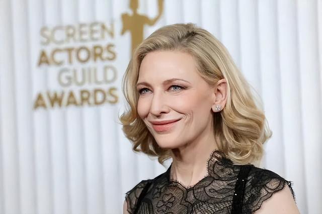 美国这一夜，国际女星风情万种，有人保守有人真大胆，但都不怕冷