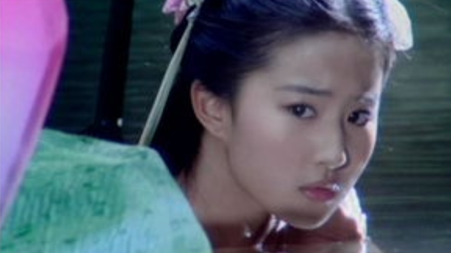 “美人出浴”别尬演，有人一眼万年，有人我想把她按回水里