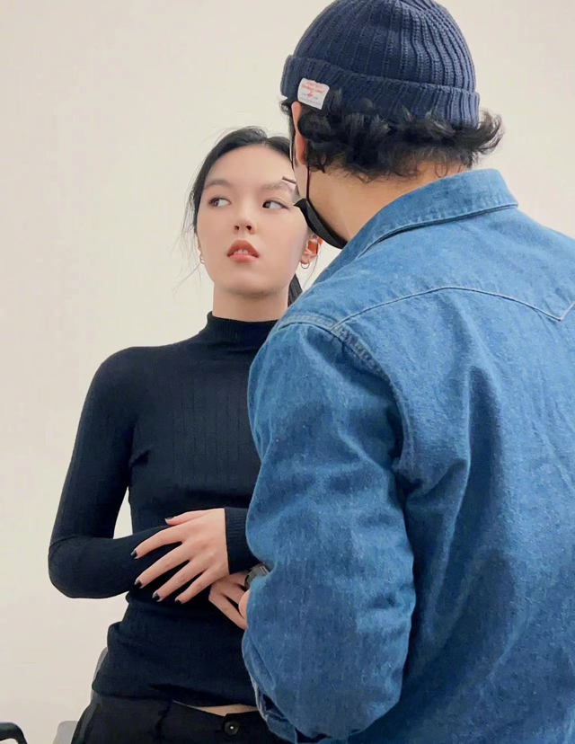 20岁法图麦晒性感美照！秀蛮腰美艳高挑神似爸，或美国出道当演员