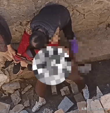 中年妇女，在漳州被围攻、脱光上衣，引起围观者震惊和谴责