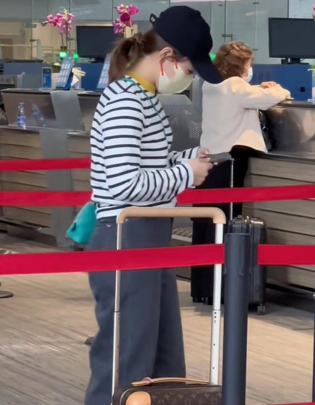 刘诗雯最新消息！一个人拖行李箱现身国内机场，球迷莫名心疼小枣