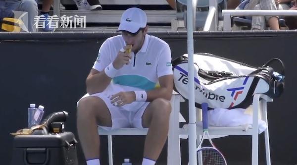 她不是仆人！澳网选手让女球童剥香蕉遭裁判斥责