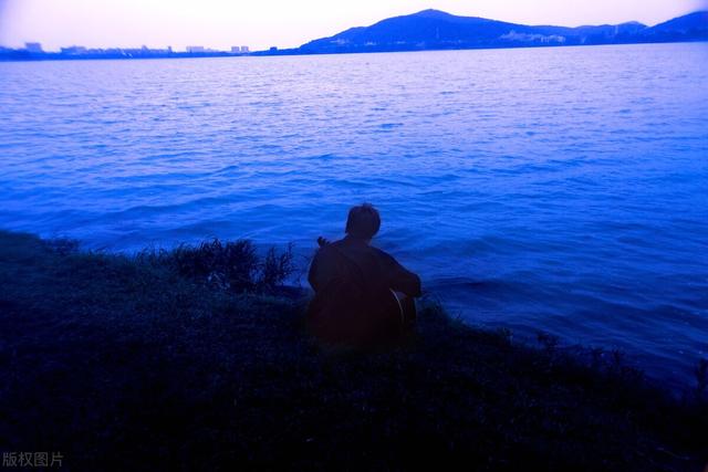 老板爱上女服务员，生儿子后给买2套房，男子病危却不管不顾