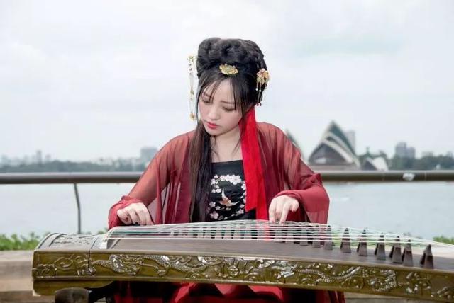 90后中国姑娘，在澳洲街头搞“事情”，竟然美哭外媒、惊动CCTV