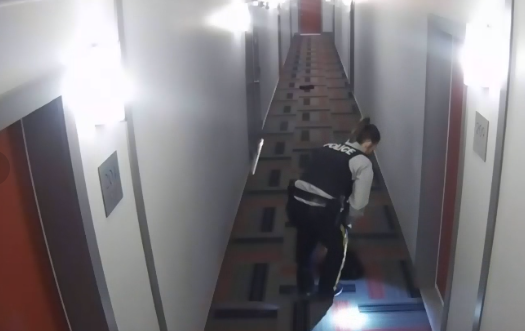 曝光!加拿大女警暴力虐待华人女生,抓着头发一路拖走,还用脚踩