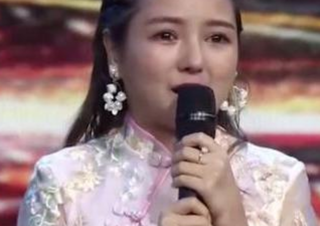 “最美袖珍人”黄韵伊,1米35酷似女明星,年入百万仍然单身