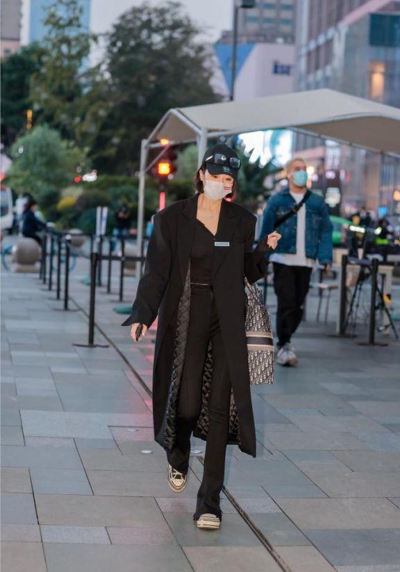 成都不愧是“美女之都”：满街长裤+运动鞋，短裙配长靴回头率高