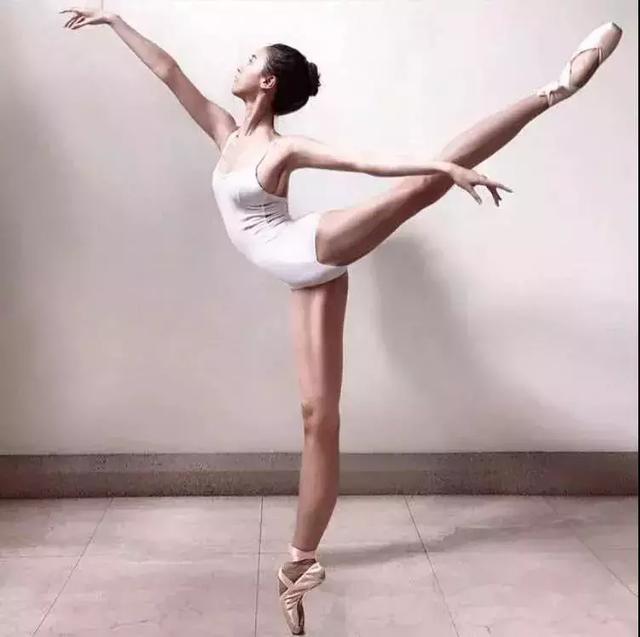 集美貌，才华与身材于一身的美女钢琴师健身起来也太性感了吧！