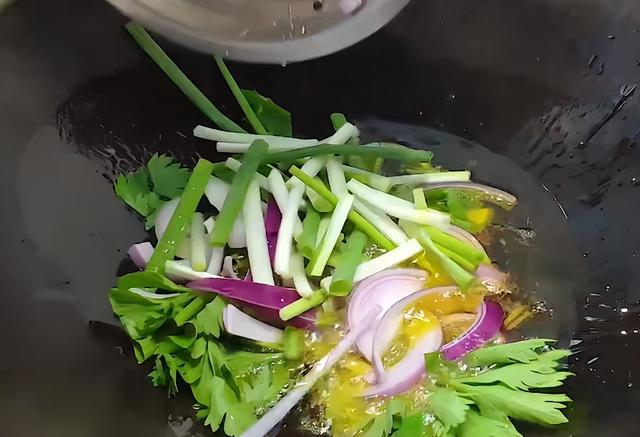 经期气血差？多吃鸡肉补肝血，分享3道菜，越吃越好看