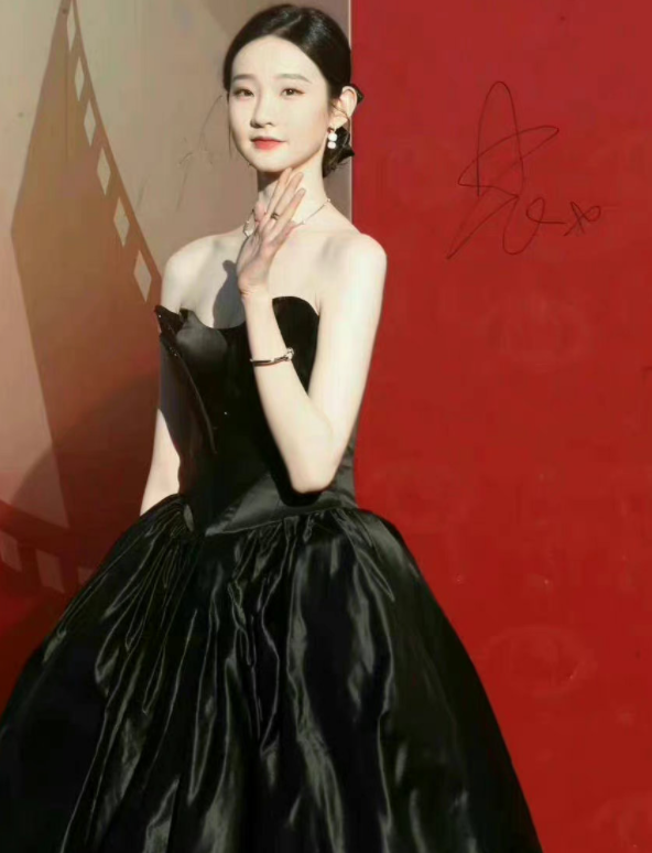 女星红毯PK再起波澜：露腿露脐露胸口，看谁做得更加不显心机