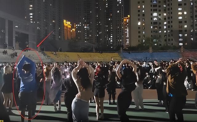 封校后，美女大学生在操场热舞，舞姿热烈妩媚，引众人驻足围观