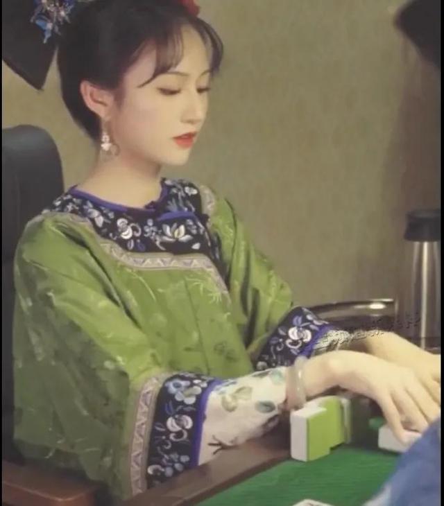成都姑娘穿清宫服打麻将火了！她们美得让人对清朝服装刮目相看