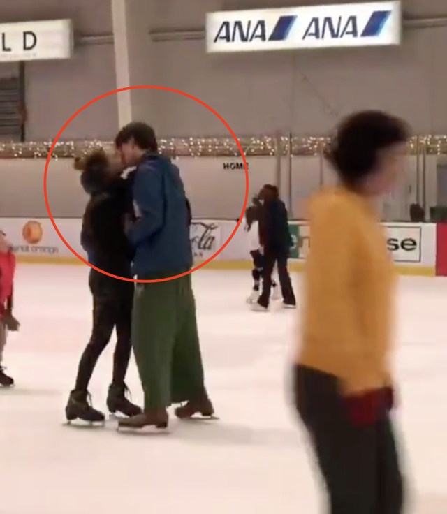谷爱凌疑似恋情曝光！与神秘男子滑冰时接吻，两人深情对视秀恩爱