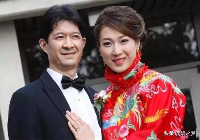 钟嘉欣竟在家生娃！全身赤裸躺浴缸用力，助产士忙孕肚浇水剪脐带