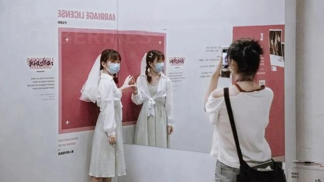 在家看A片被老妈撞见，她反手就带我去了个“18禁”场所