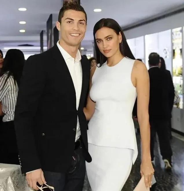 超模伊莲娜凭实力碾压乔治娜,大波浪风情万种,腰臀黄金比例封神