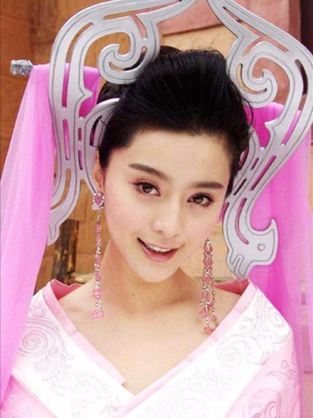 范冰冰晒自拍，颜值依旧黑发如瀑惹人羡，40岁了还想着复出？