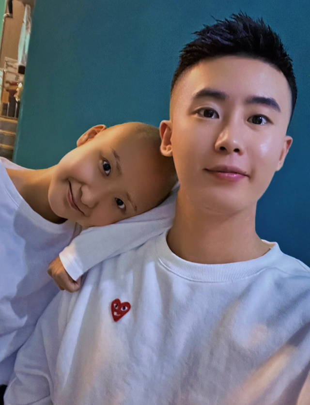 28岁的苏日曼因胃癌去世，14日举行葬礼，好友透露其抗癌最后时光