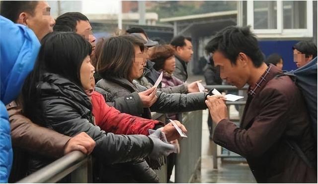 火车站附近打着便宜住宿“揽客”的女人能信吗？网友：傻子才信