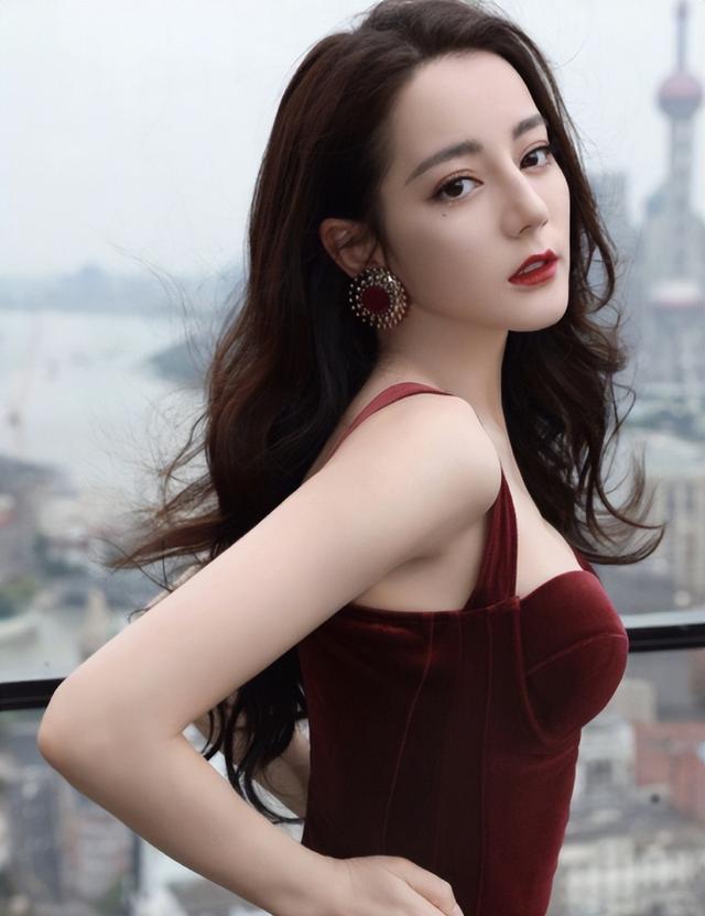 看了迪丽热巴捂胸口，终于知道女明星们有多害怕走光了！