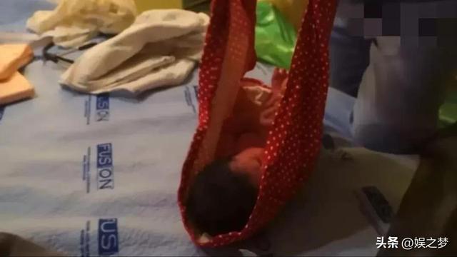 钟嘉欣竟在家生娃！全身赤裸躺浴缸用力，助产士忙孕肚浇水剪脐带