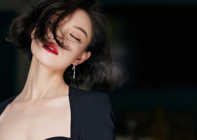 2020年女星红毯十大惊艳造型，可爱在性感面前不值一提